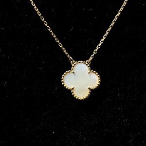 VAN CLEEF & ARPELS, 18CT GOLD AND MOTHER-OF-PEARL 'ALHAMBRA' PENDANT NECKLACE